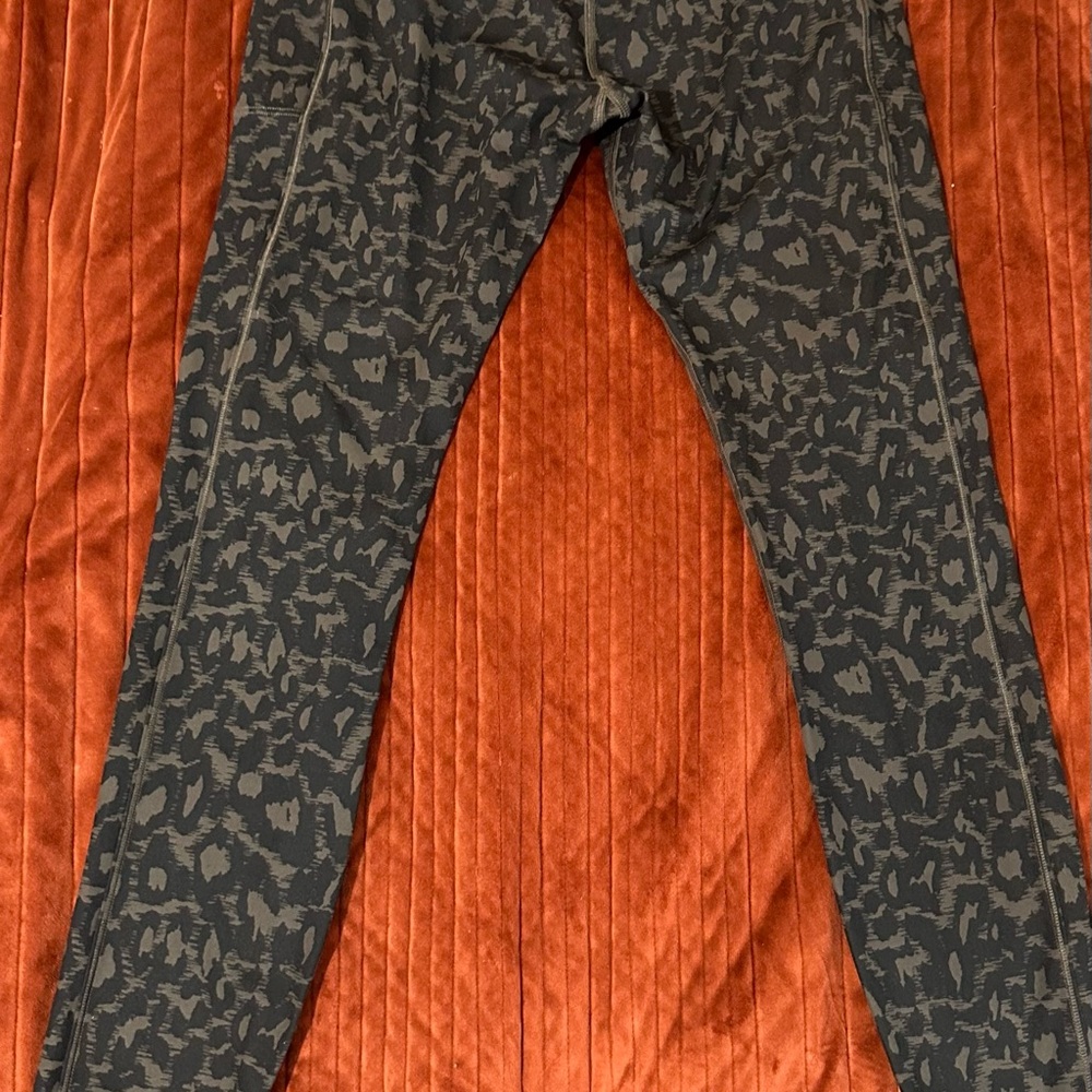 Vuori Studio Pocket Legging brown spots - Picture 2 of 8